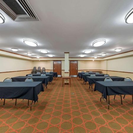 Best Western Louisville East Inn & Suites Buitenkant foto