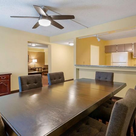 Best Western Louisville East Inn & Suites Buitenkant foto