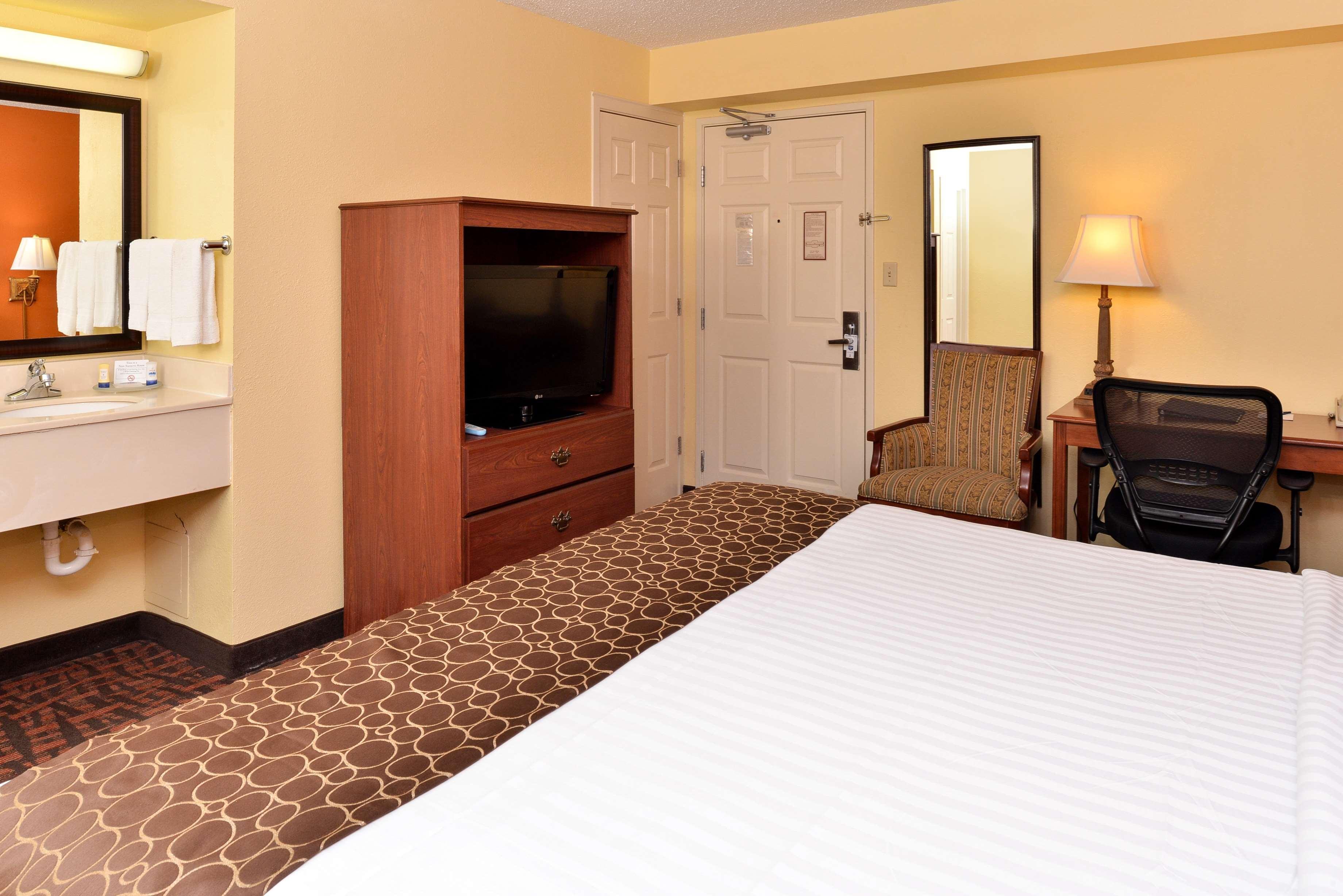 Best Western Louisville East Inn & Suites Buitenkant foto