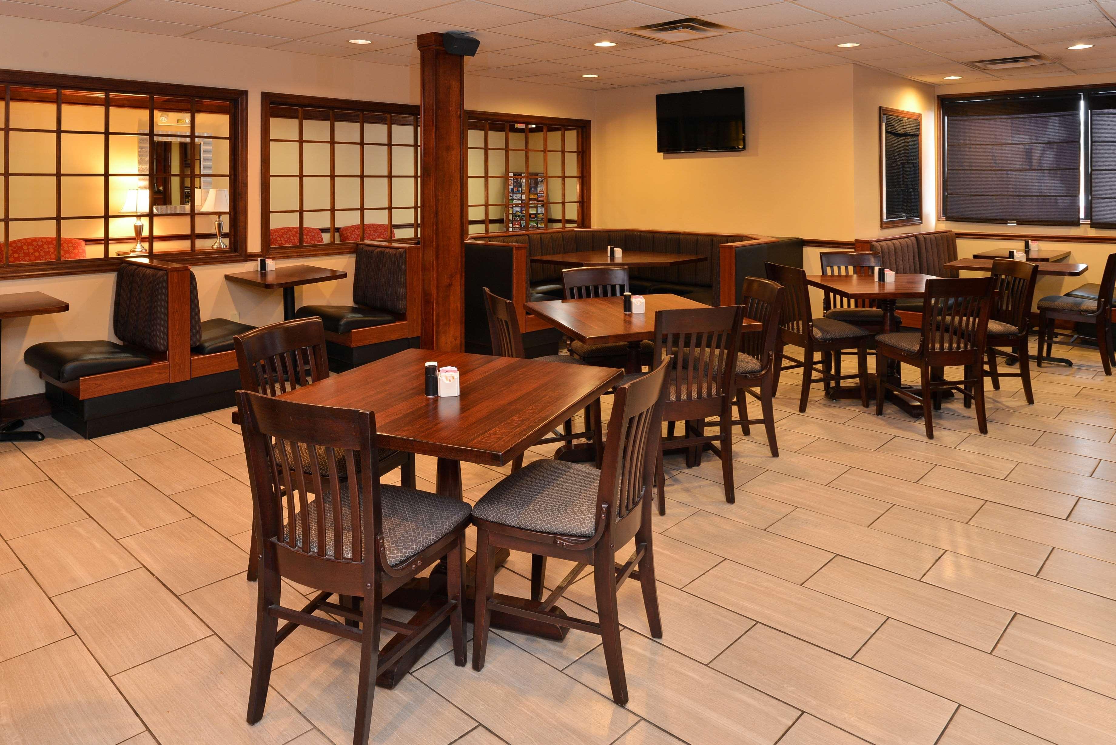 Best Western Louisville East Inn & Suites Buitenkant foto