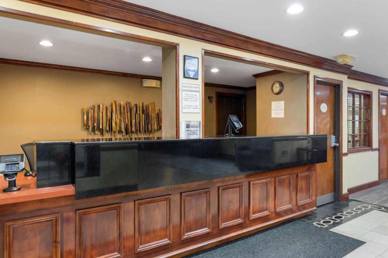 Best Western Louisville East Inn & Suites Buitenkant foto