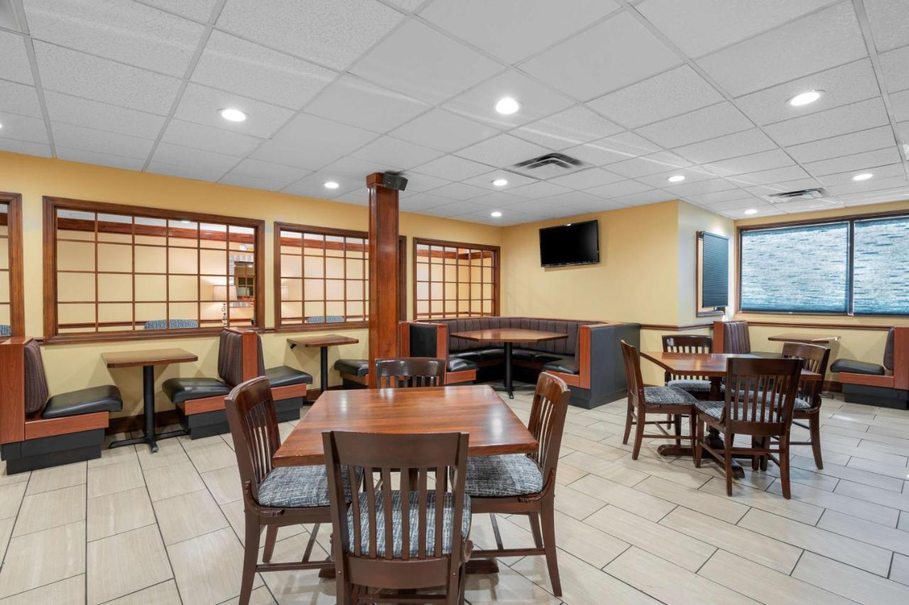 Best Western Louisville East Inn & Suites Buitenkant foto