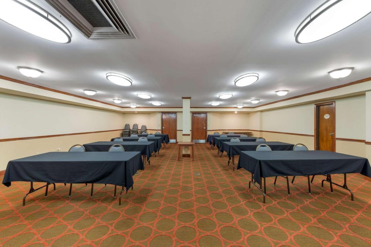 Best Western Louisville East Inn & Suites Buitenkant foto
