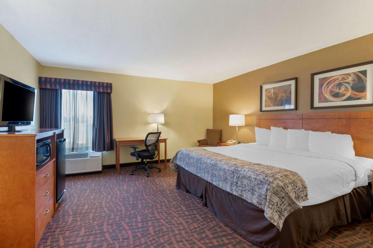 Best Western Louisville East Inn & Suites Buitenkant foto