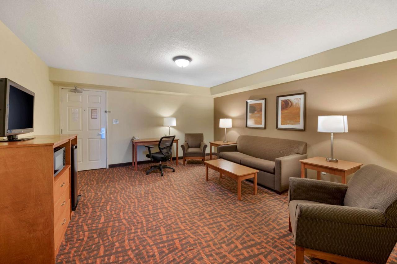 Best Western Louisville East Inn & Suites Buitenkant foto