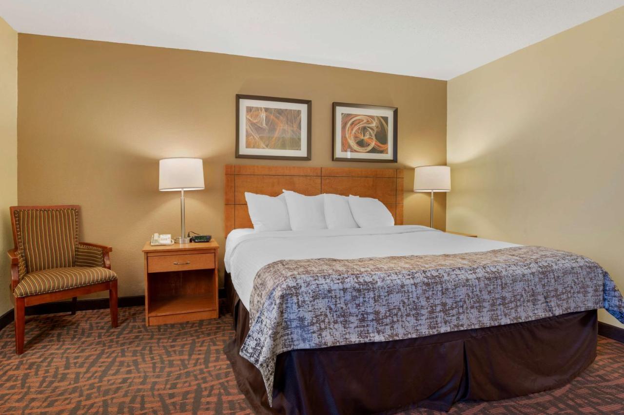Best Western Louisville East Inn & Suites Buitenkant foto