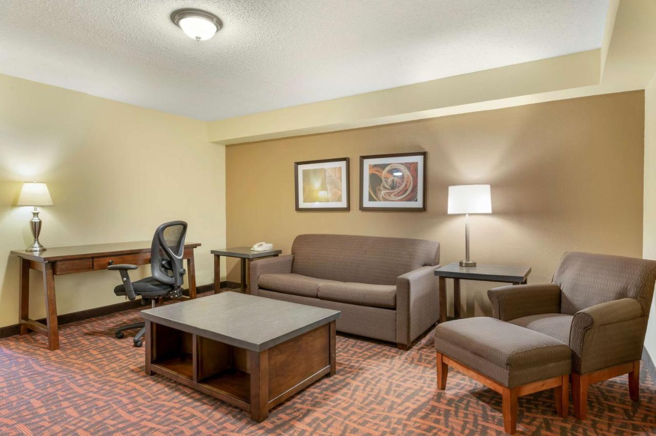 Best Western Louisville East Inn & Suites Buitenkant foto