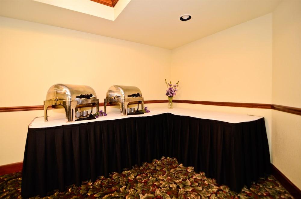 Best Western Louisville East Inn & Suites Buitenkant foto