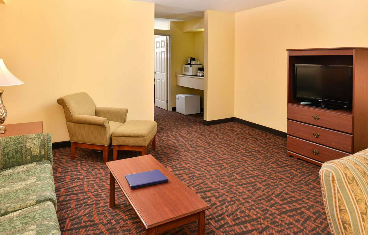 Best Western Louisville East Inn & Suites Buitenkant foto