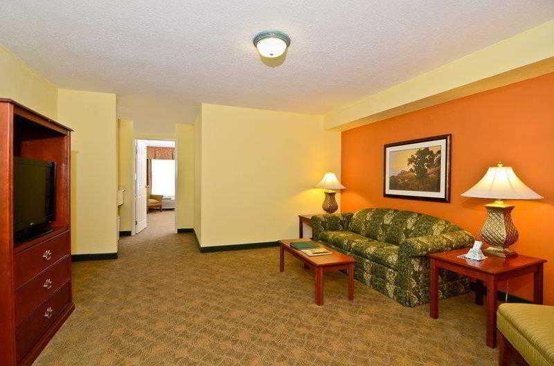 Best Western Louisville East Inn & Suites Buitenkant foto