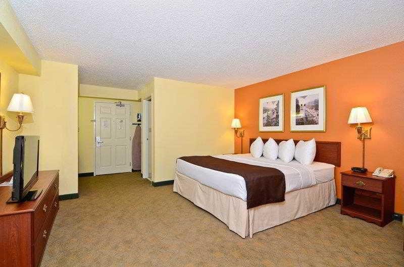 Best Western Louisville East Inn & Suites Buitenkant foto