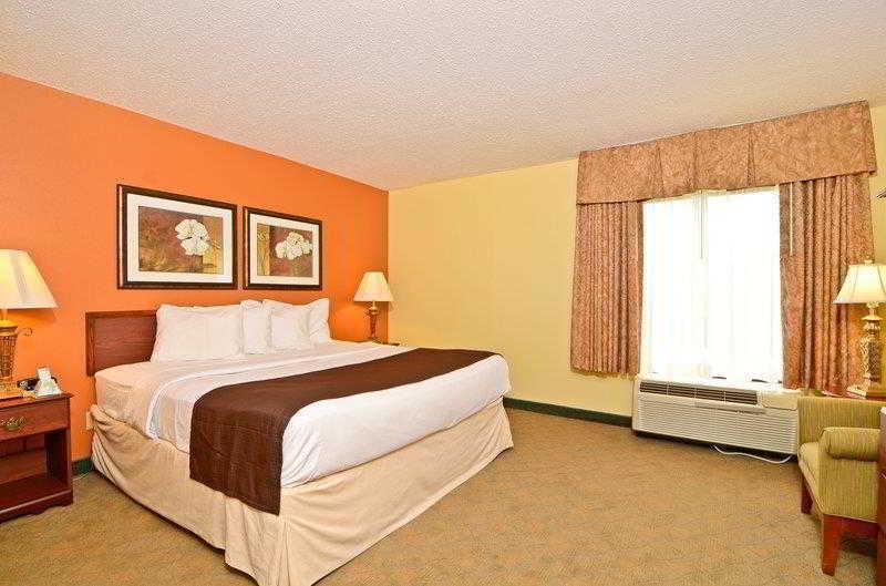 Best Western Louisville East Inn & Suites Buitenkant foto