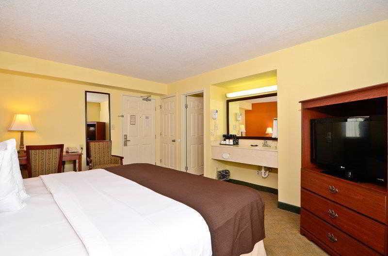 Best Western Louisville East Inn & Suites Buitenkant foto